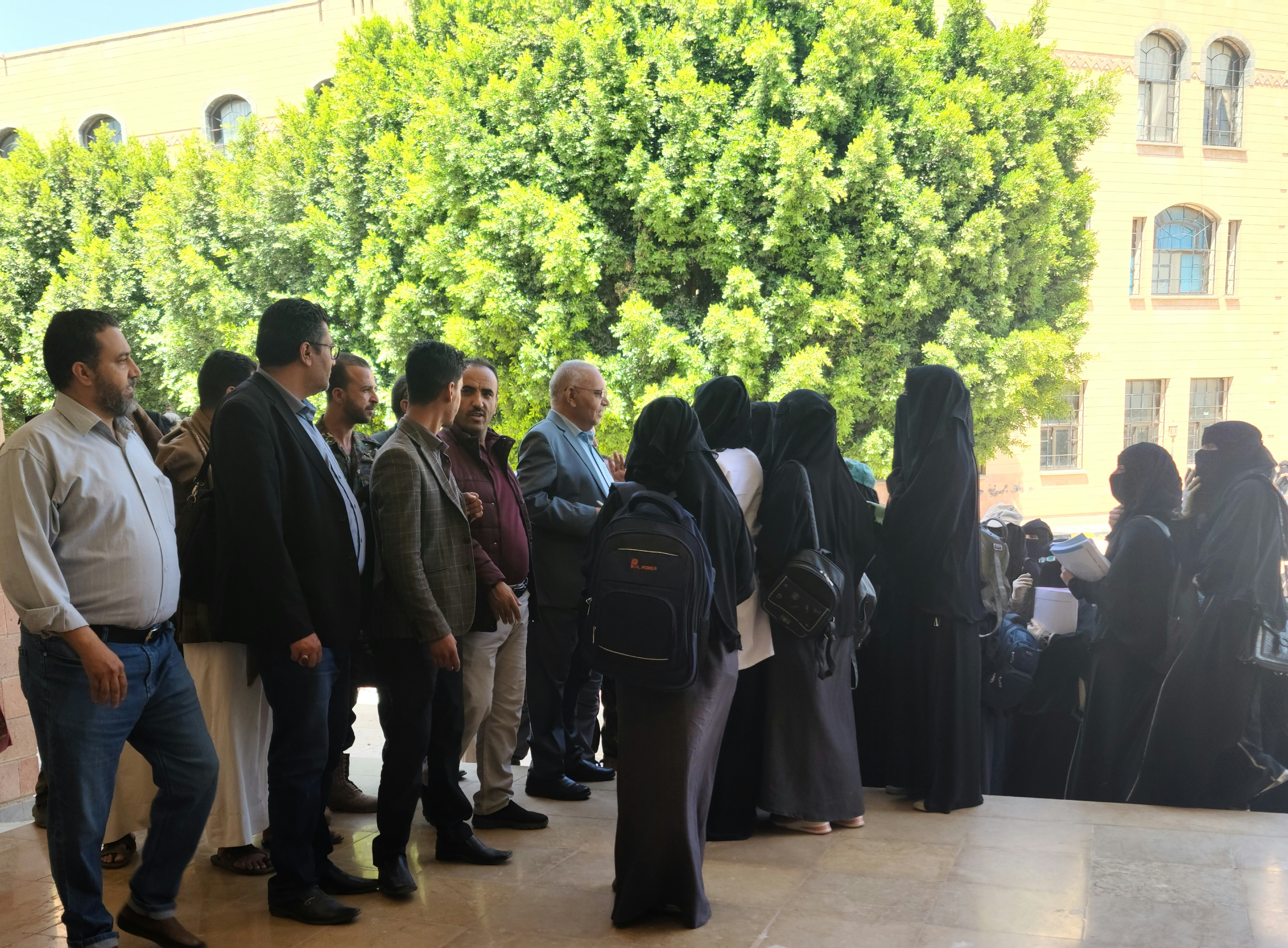  رئيس الجامعة يتفقد معامل ومختبرات التعليم المستمر